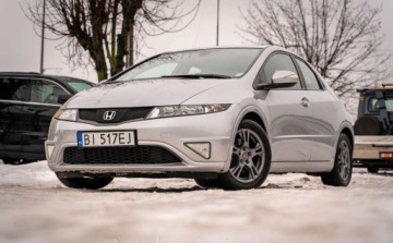 Honda Civic VIII Hatchback 3d 1.8 i-VTEC 140KM 2010 Honda Civic Honda Civic VIII 1.8 140KM 1.8 Benzyna 140KM, zdjęcie 1