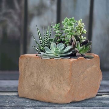 Керамические горшки в форме камня А и большие.