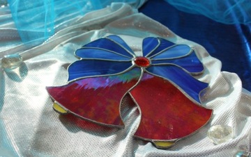 Рождественские колокольчики на витраже или двери