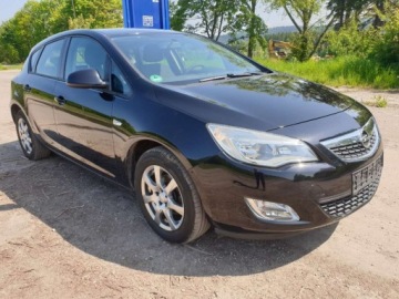 Opel Astra J Hatchback 5d 1.4 Twinport ECOTEC 100KM 2010 Opel Astra Opel Astra 2010 1.4 benzyna 1.4 Benzyna 101KM, zdjęcie 1