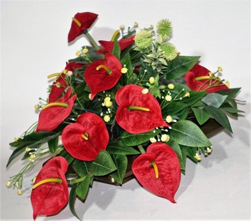 ПЛАТЬЕ на могилу, цветы, букет антуриумов, красивая композиция на кладбище.