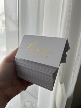 winietka ze złotymi napisami HIT 2024