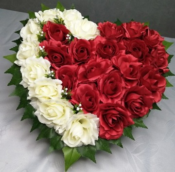 Букет украшений на могилу, кладбище, надгробие, сердце