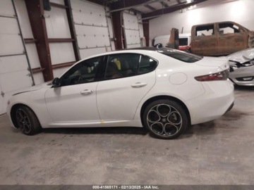 Alfa Romeo Giulia II Sedan Facelifting 2023 2.0 GME Turbo 280KM 2024 Alfa Romeo Giulia ti, 2024r., 4x4, 2.0L 2.0 Benzyna 280KM, zdjęcie 5