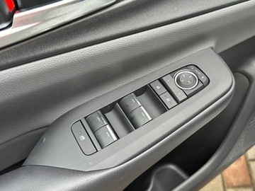 Toyota Prius V (XW60) 2.0  Hybrid Dynamic Force Plug-in 223KM 2025 Od ręki - Prestige 2.0 Hybrid Plug-in 223KM | Podgrzewane fotele!, zdjęcie 4