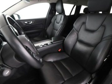 Volvo V60 II  Kombi 2.0 T5 250KM 2019 Volvo V60 Inscription T5 automat skóra navi, zdjęcie 12