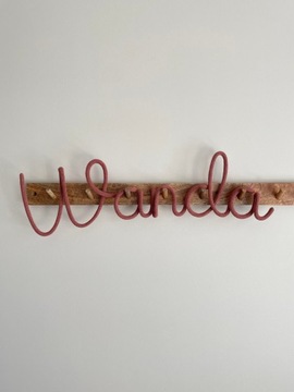 Любая надпись из верёвки, назовите 5 букв, привет.