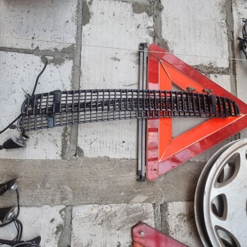 SPRYSKIWACZE KRATKI MASKI BMW 3 E46 51138208484