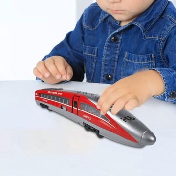Высокоскоростной игрушечный поезд. Притворитесь, что играете в красный локомотив.