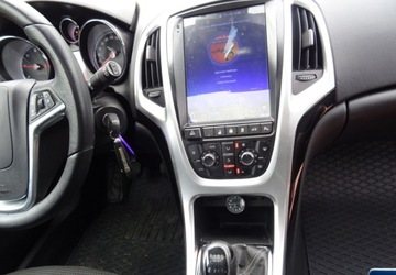 Opel Astra J Sports Tourer Facelifting 1.7 CDTI ECOTEC 110KM 2013 Opel Astra 1.7d-klimatron-duze radio-alu-0placony 1.7 Diesel 110KM, zdjęcie 2