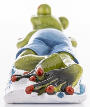 ФИГУРКА ЛЯГУШКИ, ЛЕЖАЩЕЙ НА ПОЛОТЕНЦЕ