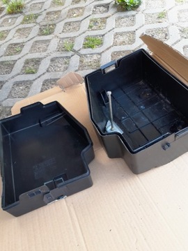 Корпус аккумуляторной батареи БМВ Е36 под капотом закрыт крышкой.