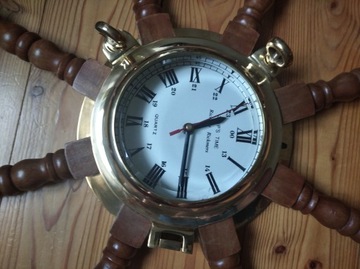 Корабельные часы на штурвале, дерево, латунь, диаметр 92 см.