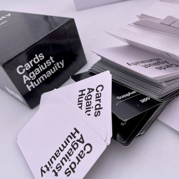 Cards Against Humanity — международное издание карточной игры на английском языке.