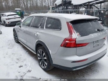 Volvo V60 II  2023 Volvo V60 Cross Country B5 Ultimate 2023 2.0l 2.0 Benzyna 247KM, zdjęcie 3
