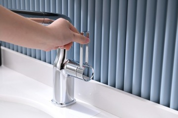 ХРОМ смеситель для умывальника Lira с выдвижным изливом WW