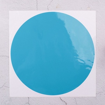 Пометьте ручками доску, место на столе в классе, себя.