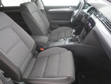 Volkswagen Passat B8 Variant Facelifting 2.0 TDI SCR 150KM 2023 VW Passat 2.0 TDI, Salon Polska, 1. Właściciel, zdjęcie 8