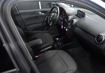 Audi A1 I Sportback 5d Facelifting 1.4 TDI ultra 90KM 2015 Audi A1 Sportback S line _ Alu 17 _ Czujniki parkowania _ 5 drzwi 1.4 90KM, zdjęcie 5