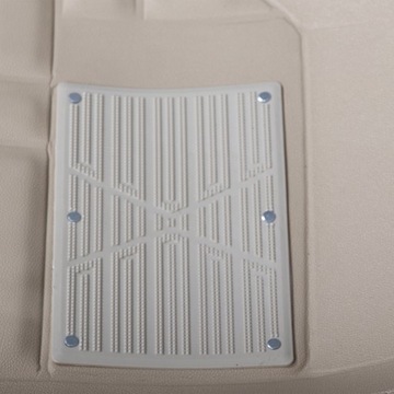 Коврик автомобильный универсальный, в полной упаковке, устойчивый 02