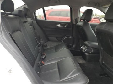 Alfa Romeo Giulia II Sedan Facelifting 2.0 Turbo 280KM 2021 Alfa Romeo Giulia wersja sport, 2.0 280km RWD od ubezpieczalni 2.0 Benzyna, zdjęcie 9