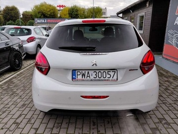 Peugeot 208 I Hatchback 5d Facelifting 1.2 PureTech 110KM 2016 Peugeot 208 GT Line Kamera Klimatronik PDC Sensor Alu 1.2 Benzyna 110KM, zdjęcie 5