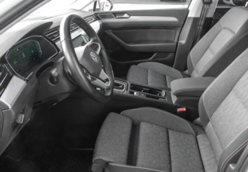 Volkswagen Passat B8 Variant Facelifting 2.0 TDI SCR 150KM 2023 Volkswagen Passat 2.0 TDI 150KM DSG Business Fotele Podgrzewane LED MATRIX, zdjęcie 9