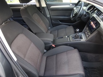 Volkswagen Passat B8 Variant 1.6 TDI BlueMotion SCR 120KM 2017 VW Passat 1.6 TDI, Klima, Klimatronic, Parktronic, zdjęcie 8