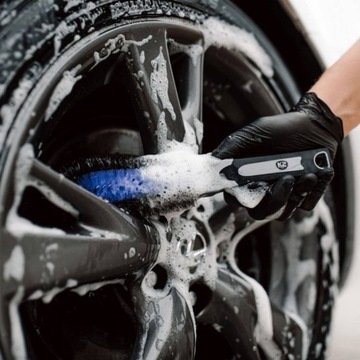 Профессиональная автомобильная щетка для мытья дисков.