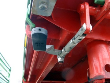 Задний рычаг под полом.