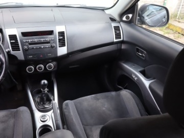 Mitsubishi Outlander II 2.0 DID DOHC 140KM 2007 Mitsubishi Outlander 2.0 DI-D, 4X4, 7 miejsc, zdjęcie 7