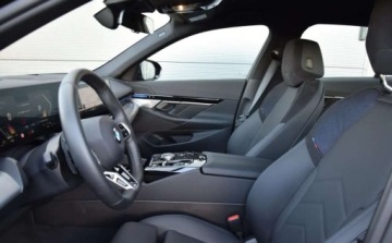 BMW Seria 5 G90-91 2023 BMW Seria 5 BMW 520d SedanPakiet sportowy MKamery 360Dostepne w BMW TEAM, zdjęcie 21