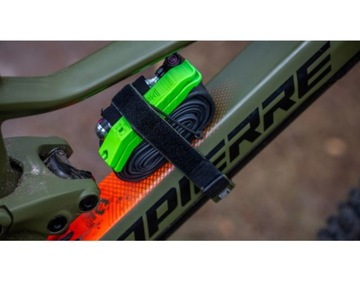 Трубка для инструментов с ремешком на раме Muc-Off