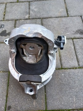 AUDI Q8 Q7 PODUSZKA SILNIKA PRAWA 4M0 199 256 BP