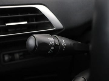 Peugeot 3008 II Crossover 1.5 BlueHDI 130KM 2018 Peugeot 3008 Virtual Navi Czujniki parkowania, zdjęcie 29