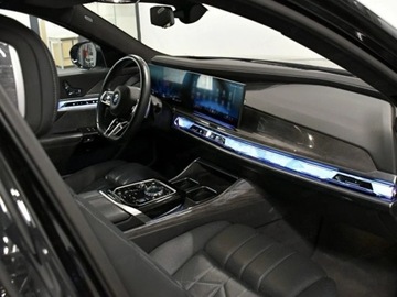 BMW Seria 7 G70 Sedan 3.0 40d 299KM 2025 BMW Seria 7 740d xDrive Sport Sedan 3.0 (299KM) 2025, zdjęcie 8