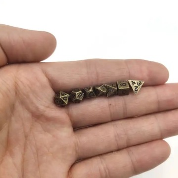 PODRÓŻE GULIWERA MALUTKI ZESTAW 7 METALOWYCH KOŚCI RPG
