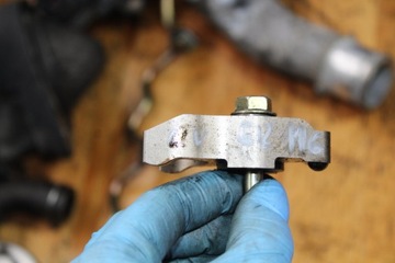 КРЕПЛЕНИЕ ДЕРЖАТЕЛЯ ИНЖЕКЦИОННОГО ЛОТКА TOYOTA 2.0 D4D 1CD