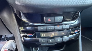Peugeot 208 I Hatchback 5d Facelifting 1.2 PureTech 110KM 2019 Peugeot 208 Raty 1.2 benz 110 KM Automat 45Tys km automat Panorama Navi G, zdjęcie 32