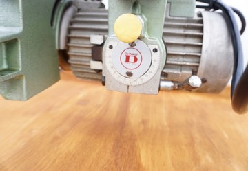 ТОРЦОВАЯ ПИЛА DEWALT ДВИГАТЕЛЬ: 2,2 кВт СТОЛЕШНЯ: 950x700 мм