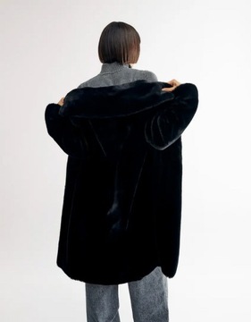 BERSHKA- sztuczne futro w kolorze czarnym- S