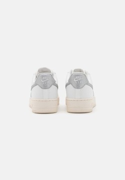 Кроссовки Nike AIR FORCE 1 '07 Низкие, белые с серебристым логотипом 42.5