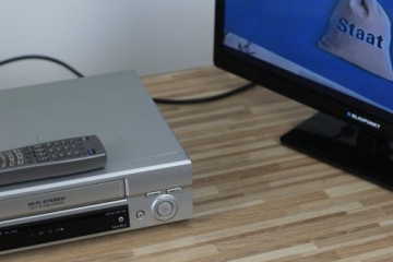 Видеомагнитофон JVC HR-J590EU, пульт дистанционного управления