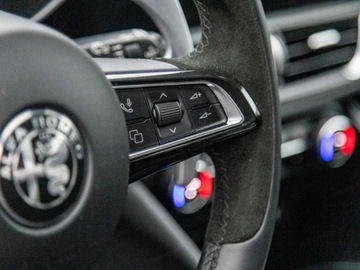 Alfa Romeo Giulia II Sedan Facelifting 2023 2.9 GME Bi-Turbo  520KM 2025 ALFA ROMEO Giulia 2.9 V6 Quadrifoglio Sedan (520KM) 2025, zdjęcie 8