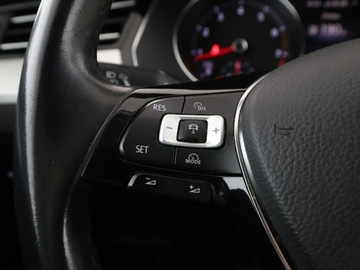 Volkswagen Passat B8 Variant 1.4 TSI BlueMotion Technology ACT 150KM 2017 Volkswagen Passat DSG navi kamera i czujniki, zdjęcie 28