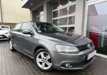 Volkswagen Jetta VI Sedan 1.2 TSI 105KM 2013 Volkswagen Jetta Salon Polska. Serwis ASO Czujniki 1.2 Benzyna 105KM