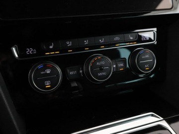 Volkswagen Passat B8 Variant 1.8 TSI BlueMotion Technology 180KM 2018 Volkswagen Passat R-Line DSG virtual cocpit navi, zdjęcie 28