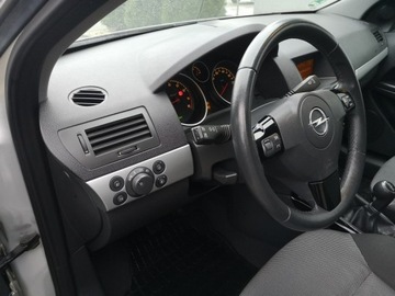 Opel Astra J Hatchback 5d 1.6 Twinport ECOTEC 115KM 2010 Opel Astra 1.6 16V 116 KM GTC Klima Parktronic Tem, zdjęcie 11