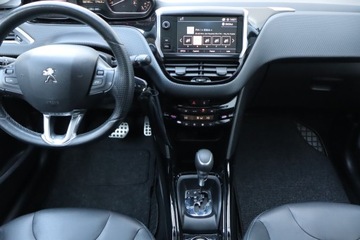 Peugeot 2008 I SUV Facelifting 1.2 PureTech 110KM 2017 Peugeot 2008 1.2 PureTech, Automat, Skóra, Navi, zdjęcie 11