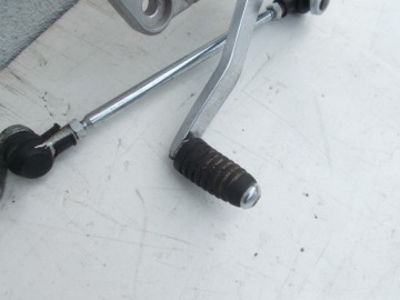 Комплект левой передней подножки на Suzuki Bandit 400